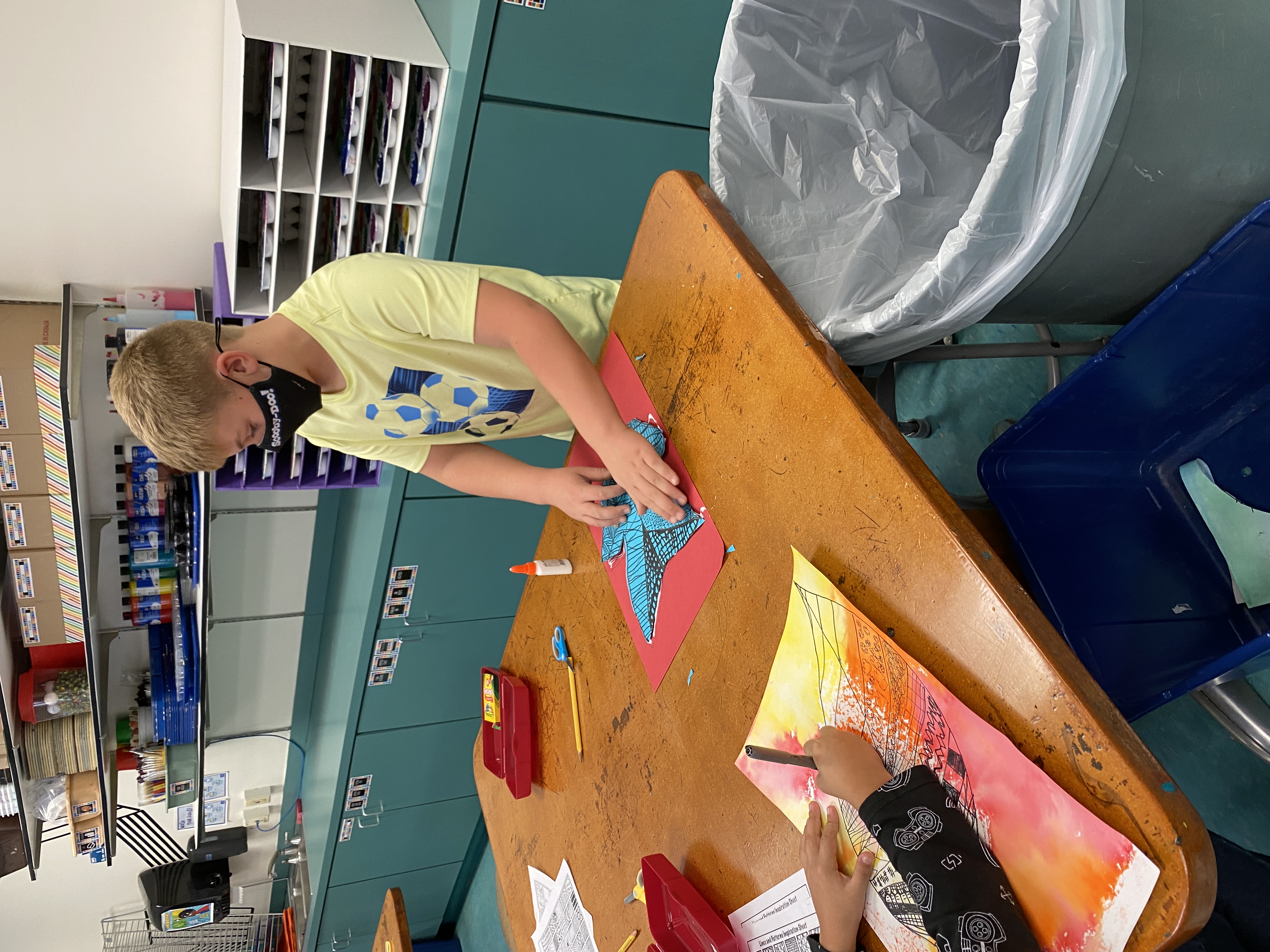 Third grade students attend art class at EE